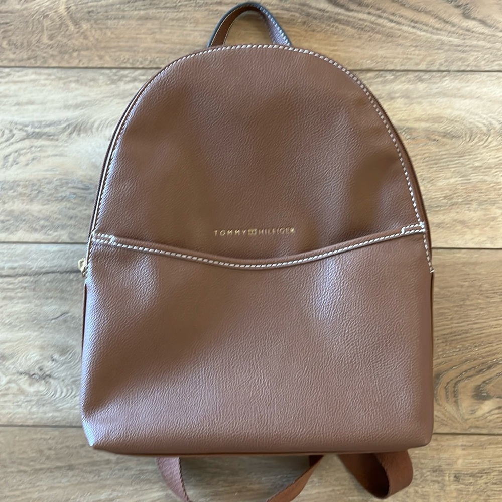 NWOT TOMMY HILFIGER BACKPACK

Tommy Hilfiger Whitney II Medium Dome Backpack